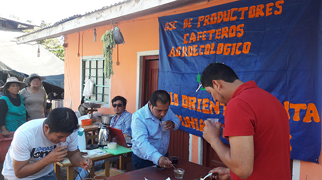 Reunión y demostración con una Asociación Cafetalera